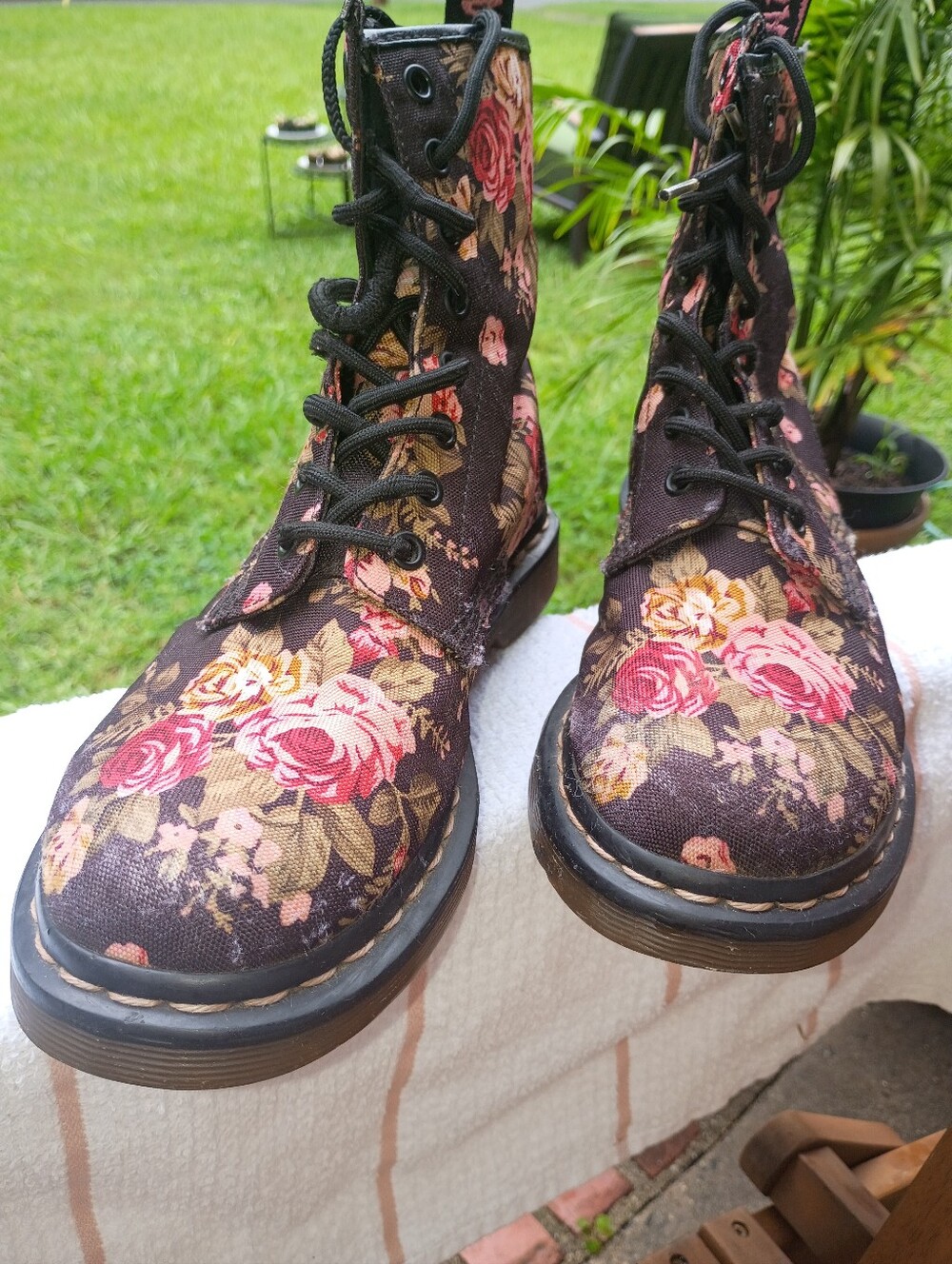 DR MARTEN SZ 8 VICTORIAN ROSES LACE UP COMBAT BOOTS LN CANVAS